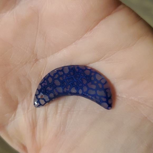 New Carved Dragon Veins Agate Crescent Moon Pendant. - Picture 5 of 12